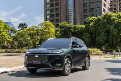 Geely EX5 EM-i 2026 prateado, vista frontal 3/4 em estúdio