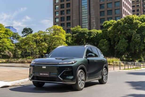 Geely EX5 EM-i 2026 prateado, vista frontal 3/4 em estúdio