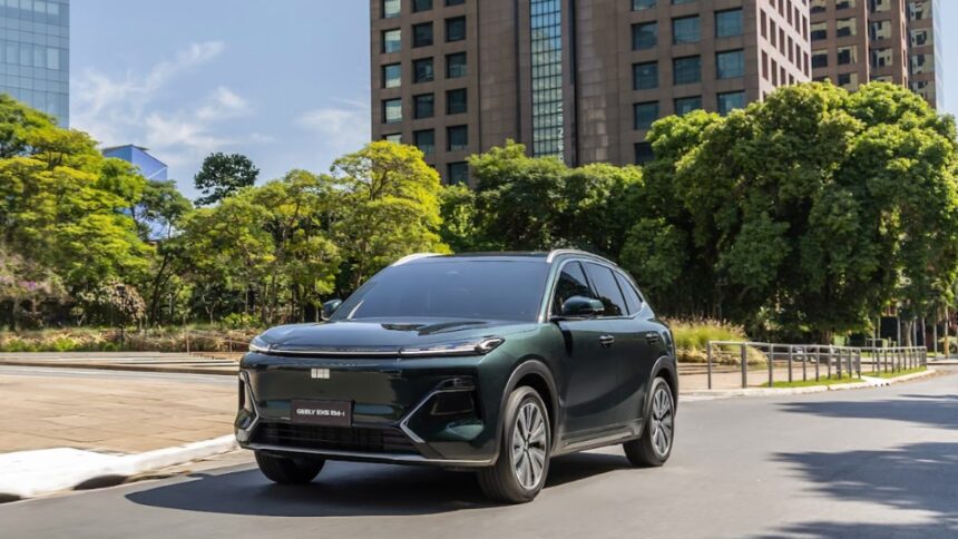 Geely EX5 EM-i 2026 prateado, vista frontal 3/4 em estúdio