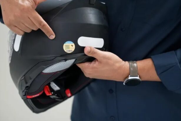 capacete de motociclista com selo do Inmetro visível na lateral, em fundo neutro, vista frontal 3/4