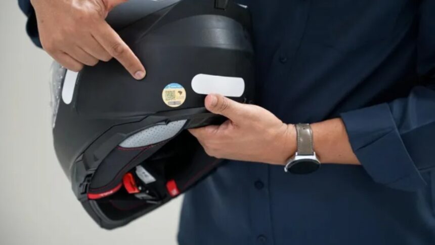 Inmetro e QR Code em capacetes: O que foi confirmado capacete de motociclista com selo do Inmetro visível na lateral, em fundo neutro, vista frontal 3/4