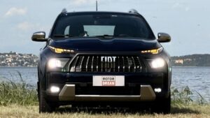 Fiat Toro Ranch 2026 verde ou cinza, vista frontal 3/4 em estúdio, destacando a nova grade e os faróis