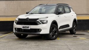 Citroën Aircross XTR 7 lugares branco, vista frontal 3/4 em ambiente urbano