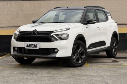 Citroën Aircross XTR 7 lugares branco, vista frontal 3/4 em ambiente urbano
