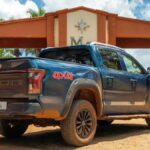 Foton Tunland V9 prata, vista frontal 3/4 em estúdio, destacando grade, faróis full LED e porte de picape grande