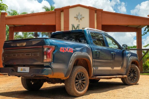 Foton Tunland V9 prata, vista frontal 3/4 em estúdio, destacando grade, faróis full LED e porte de picape grande