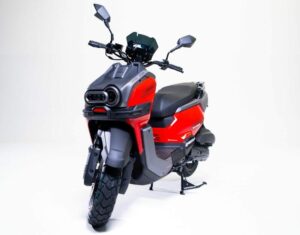 Shineray Urban Lite preta, vista frontal 3/4 em rua urbana, destacando farol full-LED e rodas aro 13