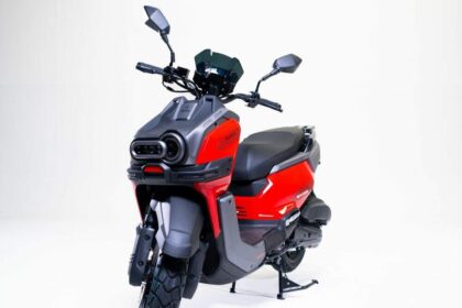 Shineray Urban Lite preta, vista frontal 3/4 em rua urbana, destacando farol full-LED e rodas aro 13