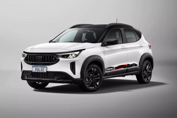 Fiat Pulse 2026 vermelho, vista frontal 3/4 em estacionamento urbano