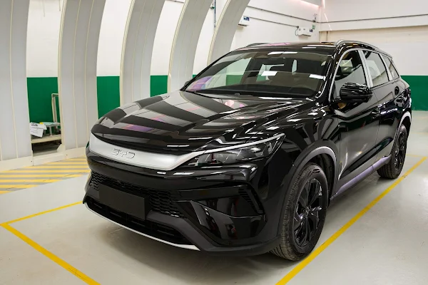 SUVs mais vendidos em abril de 2026: Quem lidera BYD Song 2026 - visão 3/4 dianteira esquerda