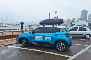 Citroën C3 1.0 prata, vista frontal 3/4 em rua urbana, destacando a carroceria alta e a dianteira simples