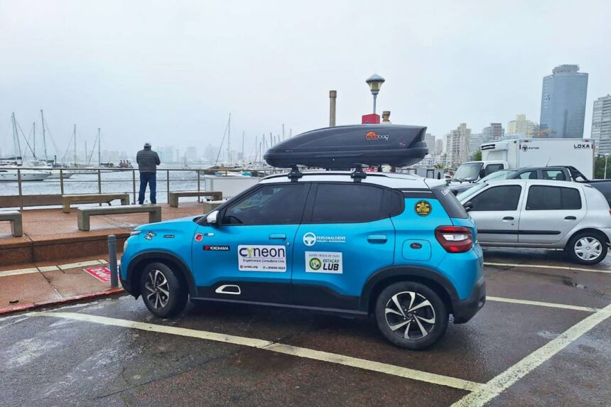 Citroën C3 1.0 prata, vista frontal 3/4 em rua urbana, destacando a carroceria alta e a dianteira simples