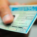 candidato fazendo exame toxicológico em clínica credenciada, com coleta de cabelo e ambiente de atendimento automotivo