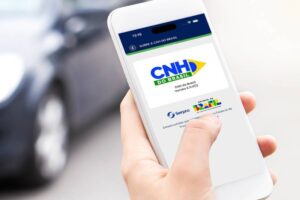 motorista consultando renovação da CNH no celular, com tela de serviço oficial do governo e ícone de cadeado