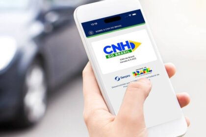 motorista consultando renovação da CNH no celular, com tela de serviço oficial do governo e ícone de cadeado