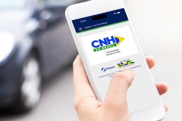 motorista consultando renovação da CNH no celular, com tela de serviço oficial do governo e ícone de cadeado