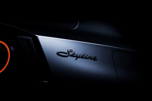 Novo Nissan Skyline em imagem teaser oficial, vista frontal em estúdio escuro, destaque para a grade e faróis com inspiração no R34, landscape