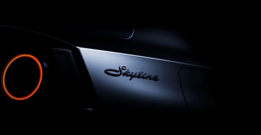Novo Nissan Skyline em imagem teaser oficial, vista frontal em estúdio escuro, destaque para a grade e faróis com inspiração no R34, landscape