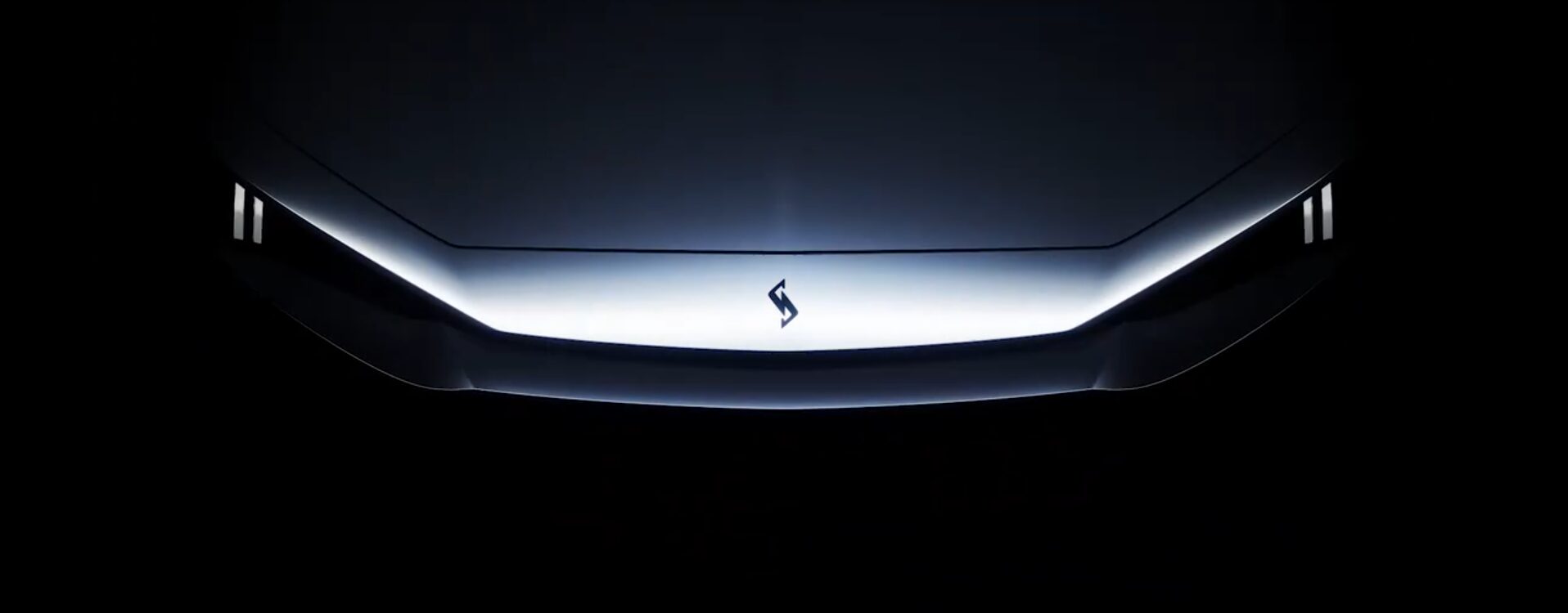 Novo Nissan Skyline em imagem teaser oficial, vista traseira com lanternas de anéis duplos acesas em estúdio, horizontal