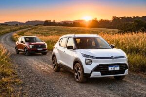 Nissan Kait prata em vista frontal 3/4, carro em estúdio com grade redesenhada e rodas de liga leve