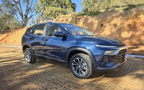 SUVs mais vendidos em abril de 2026: Quem lidera Chevrolet Tracker Premier 2026 - visão 3/4 dianteira direita