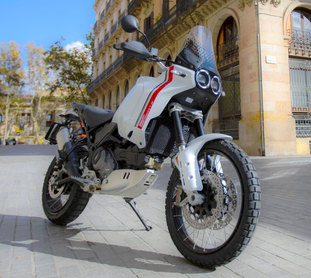 DUCATI DESERT X — Ilustração