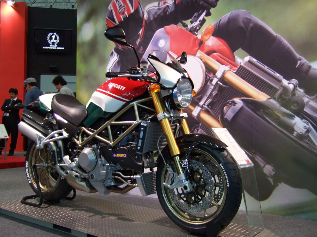 DUCATI MONSTER 696cc — Ilustração