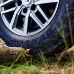 Pneu Dunlop fabricado no Brasil, vista frontal em estúdio, com destaque para a marcação Made in Brazil na lateral
