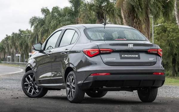 Sedãs mais vendidos em março de 2026: Quem liderou? Fiat Cronos 2026 - visão 3/4 traseira esquerda