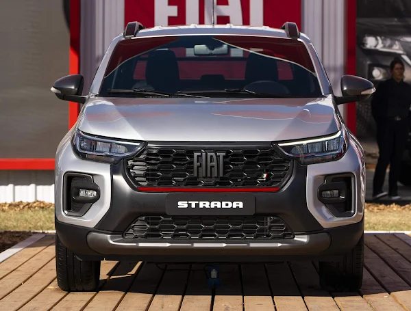 Fiat Strada 2026 - visão frontal - na cor prata