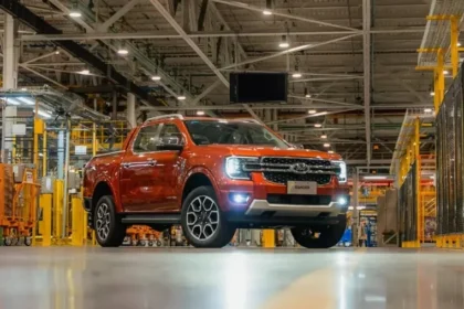 Ford Ranger V6 2026 em exposição na ExpoLondrina, vista frontal 3/4, pintura metálica, ambiente de feira agro