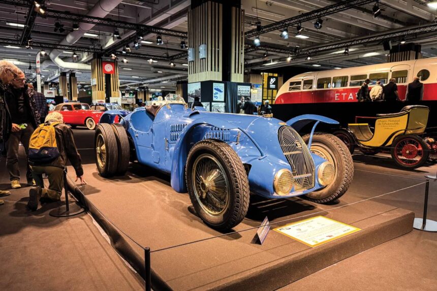 Retromobile 2026 em Paris, área principal da feira com carros clássicos expostos e público circulando