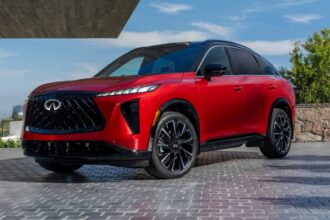 Infiniti QX65 prata, vista frontal 3/4 em estúdio, carroceria SUV cupê de luxo