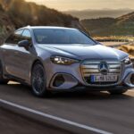 Mercedes-Benz Classe C elétrico em foto frontal horizontal, destacando grade iluminada com pontos de luz e faróis em formato de estrela