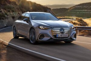 Mercedes-Benz Classe C elétrico em foto frontal horizontal, destacando grade iluminada com pontos de luz e faróis em formato de estrela