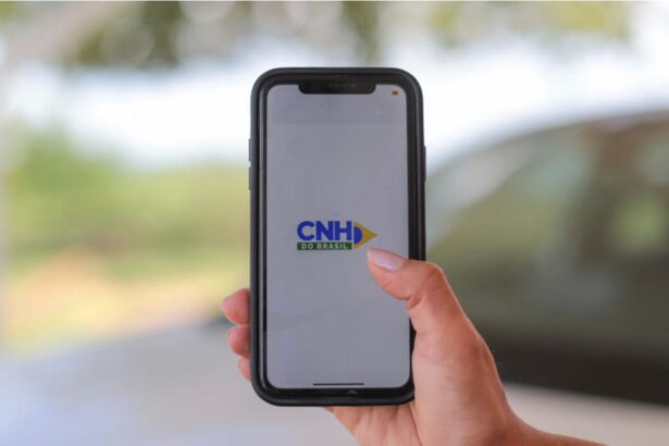 Documento digital da CNH no celular ao lado de carteira física, em mesa de atendimento de Detran