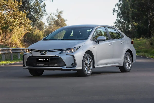 Sedãs mais vendidos em março de 2026: Quem liderou? Toyota Corolla 2026 - visão 3/4 dianteira esquerda