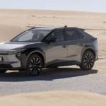 Toyota bZ4X AWD branco, vista frontal 3/4 em estúdio, destacando os faróis afilados e a dianteira fechada de carro elétrico