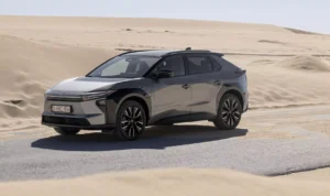 Toyota bZ4X AWD branco, vista frontal 3/4 em estúdio, destacando os faróis afilados e a dianteira fechada de carro elétrico