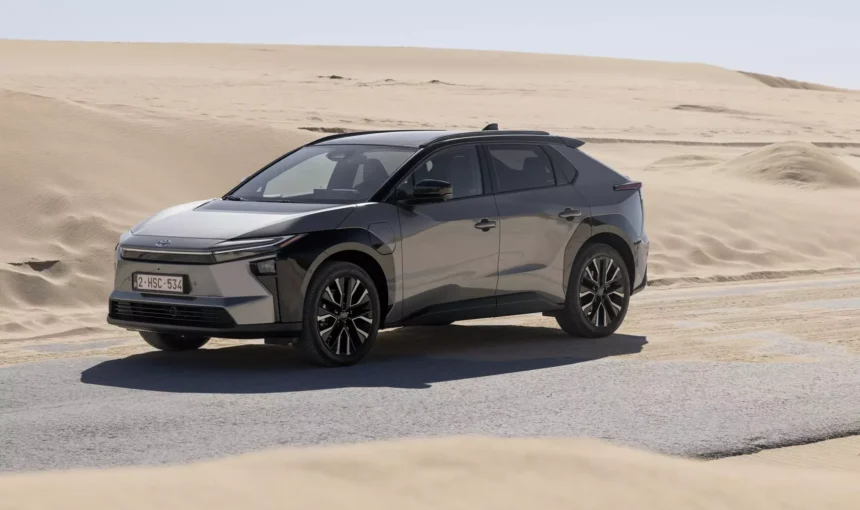 Toyota bZ4X AWD branco, vista frontal 3/4 em estúdio, destacando os faróis afilados e a dianteira fechada de carro elétrico