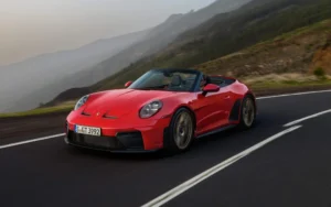 Porsche 911 GT3 S/C branca, vista frontal 3/4 com capota aberta em ambiente de estúdio