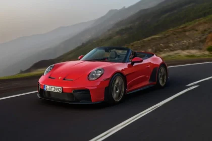 Porsche 911 GT3 S/C branca, vista frontal 3/4 com capota aberta em ambiente de estúdio