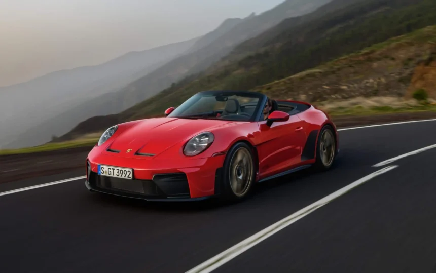 Porsche 911 GT3 S/C branca, vista frontal 3/4 com capota aberta em ambiente de estúdio