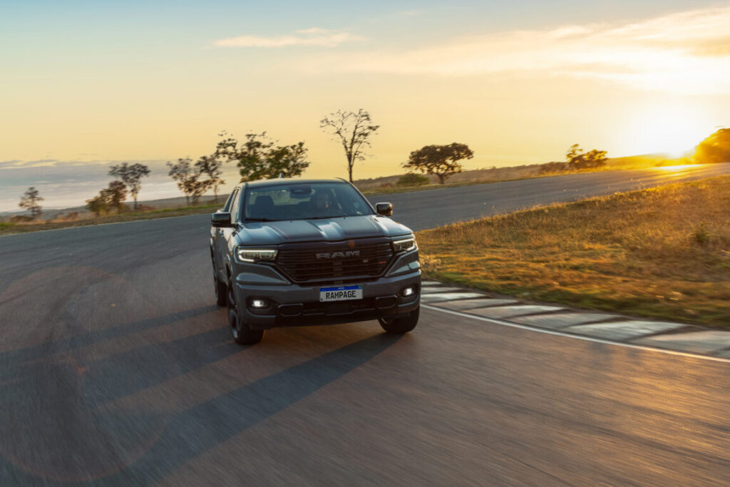 Dodge Ram 2500 H.DUTY 5.9 SLT TDI CS 4x4 Dies. — Ilustração
