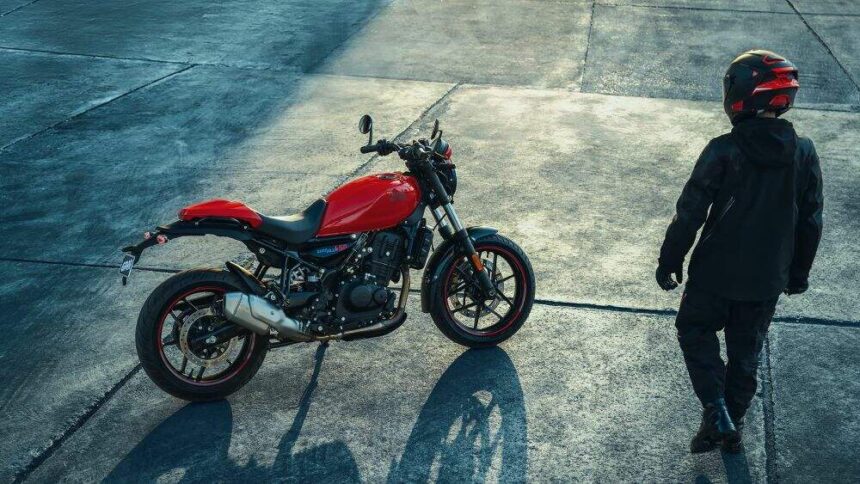 Royal Enfield Guerrilla 450 Apex vermelha, vista frontal 3/4 em estúdio, destacando farol redondo, guidão e pneus esportivos