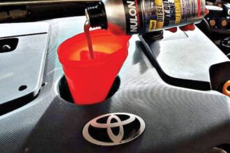 Motor diesel moderno com sistema common rail, filtro de combustível e componentes do pós-tratamento visíveis em uma oficina limpa