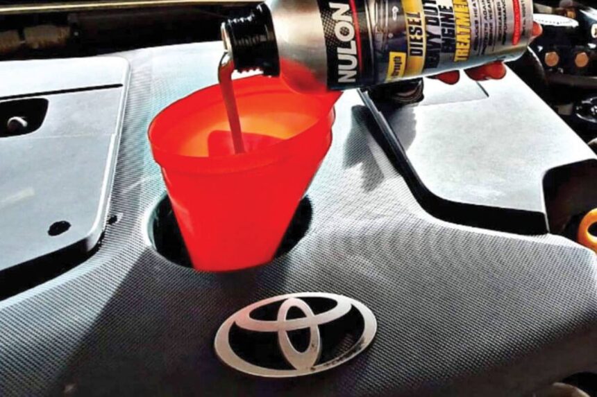 Aditivo para motor diesel: Quando vale a pena usar? Motor diesel moderno com sistema common rail, filtro de combustível e componentes do pós-tratamento visíveis em uma oficina limpa