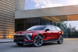 Factory ZERO da General Motors em Detroit, vista externa da fábrica com letreiro GM e área industrial ao fundo