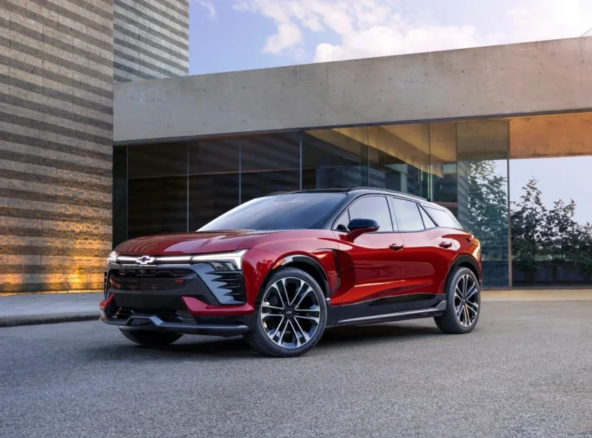 GM pausa elétricos em Detroit: 1.300 em layoff Factory ZERO da General Motors em Detroit, vista externa da fábrica com letreiro GM e área industrial ao fundo