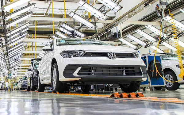 Volkswagen Polo TSI 2026 na cor branca - visão 3/4 dianteira direita - na linha de montagem